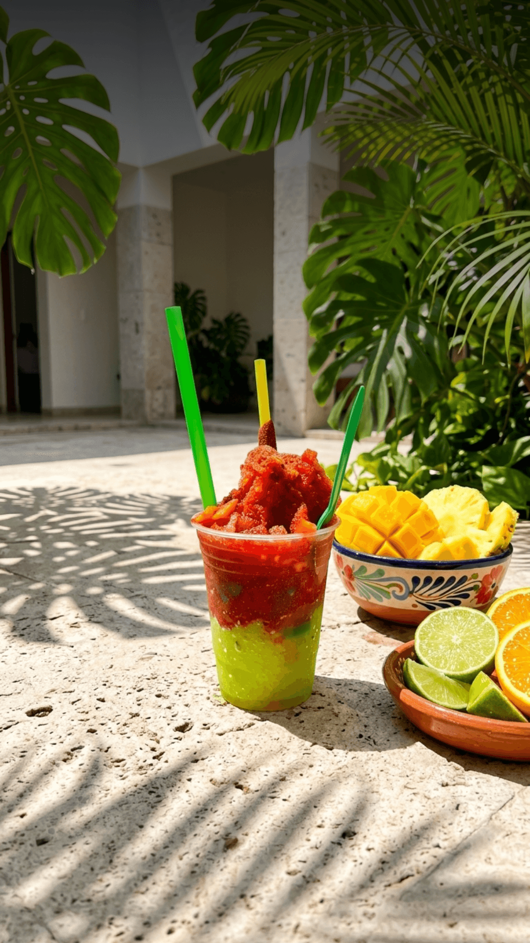 Raspado de mango con chile de Coco Mango servido con fruta natural